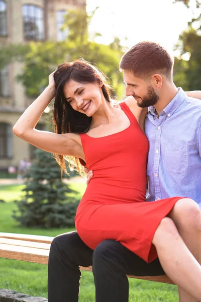 Hermosa Pareja Hombres Mujeres Sentados Banco Parque Tema Romántico Con —  Fotos de Stock