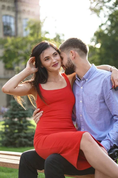 Beau Couple Hommes Femmes Assis Sur Banc Dans Parc Thème — Photo