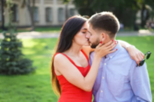 Beau Couple Hommes Femmes Assis Sur Banc Défocaliser Arrière Plan — Photo