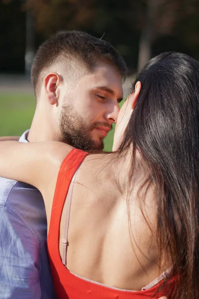 Hermosa Pareja Hombres Mujeres Sentados Banco Parque Tema Romántico Con —  Fotos de Stock