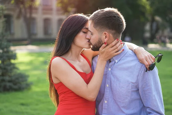 Vackra Par Man Och Kvinna Sitter Bänk Park Romantiskt Tema — Stockfoto