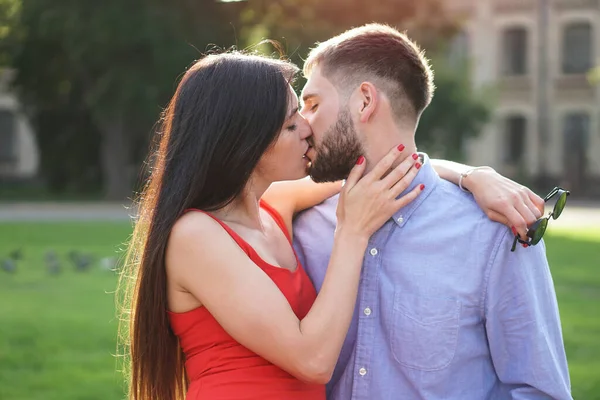 Hermosa Pareja Hombres Mujeres Sentados Banco Parque Tema Romántico Con —  Fotos de Stock