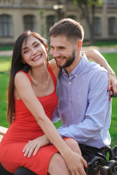 Beau Couple Hommes Femmes Assis Sur Banc Dans Parc Thème — Photo