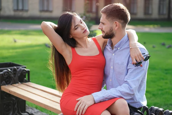 Hermosa Pareja Hombres Mujeres Sentados Banco Parque Tema Romántico Con — Foto de Stock