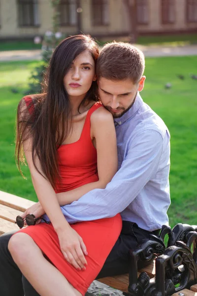 Hermosa Pareja Hombres Mujeres Sentados Banco Parque Tema Romántico Con —  Fotos de Stock