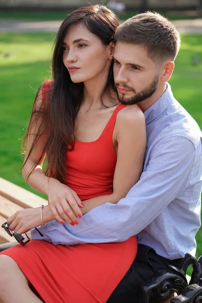 Beau Couple Hommes Femmes Assis Sur Banc Dans Parc Thème — Photo