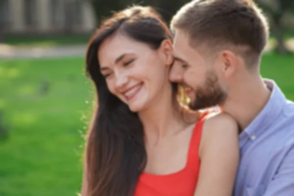 Beau Couple Hommes Femmes Assis Sur Banc Dans Parc Thème — Photo