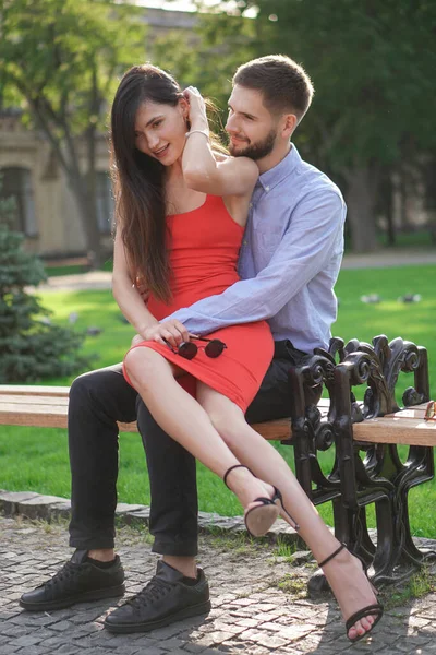 Beau Couple Hommes Femmes Assis Sur Banc Dans Parc Thème — Photo