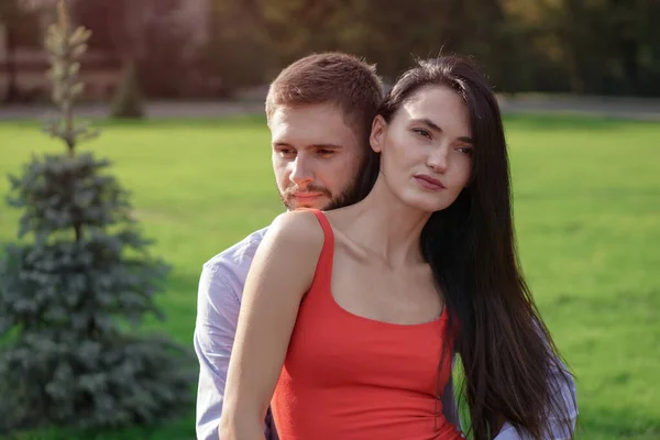 Beau Couple Hommes Femmes Assis Sur Banc Dans Parc Thème — Photo