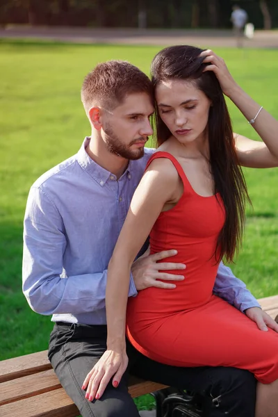 Beau Couple Hommes Femmes Assis Sur Banc Dans Parc Thème — Photo