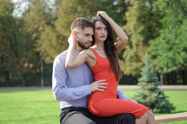 Belo Casal Homens Mulheres Sentados Banco Parque Tema Romântico Com — Fotografia de Stock