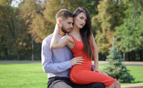 Mooi Stel Man Vrouw Zittend Een Bankje Een Park Romantisch — Stockfoto