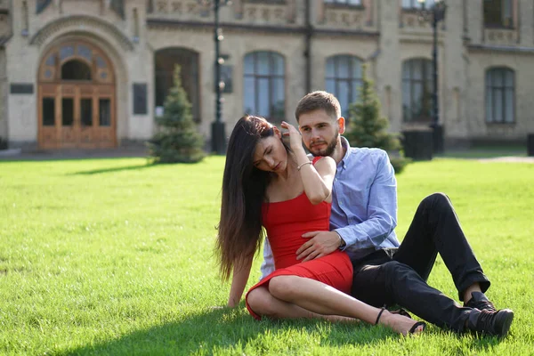 美しい男と女のカップルが座って草の上に横たわる背景がぼやけている 女の子と男とロマンチックなテーマ 春の夏の写真の関係 バレンタインデー — ストック写真