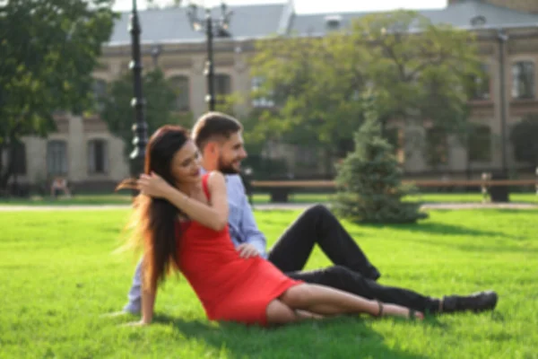 Beau Couple Hommes Femmes Assis Allongés Sur Herbe Thème Romantique — Photo