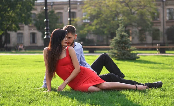 美しい男と女のカップルが座って草の上に横たわっていた 女の子と男とロマンチックなテーマ 春の夏の写真の関係 バレンタインデー — ストック写真