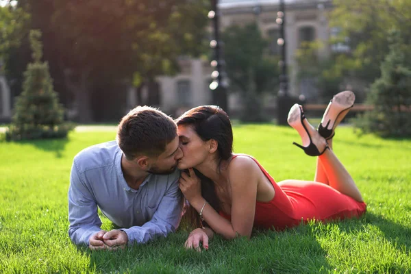 Hermosa Pareja Hombres Mujeres Sentados Acostados Hierba Tema Romántico Con — Foto de Stock