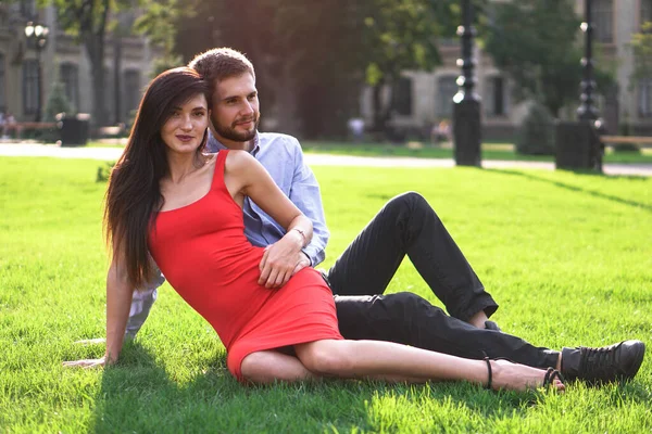 Mooi Stel Man Vrouw Zittend Liggend Het Gras Romantisch Thema — Stockfoto