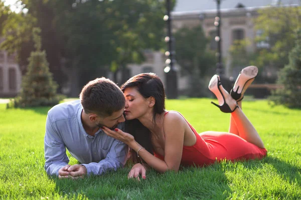 Beau Couple Hommes Femmes Assis Allongés Sur Herbe Thème Romantique — Photo