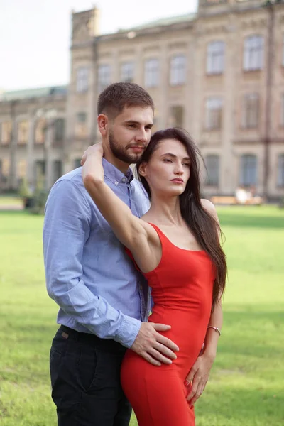 Belo Casal Homem Mulher Contra Pano Fundo Belo Parque Arquitetura — Fotografia de Stock