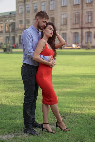 Belo Casal Homem Mulher Contra Pano Fundo Belo Parque Arquitetura — Fotografia de Stock