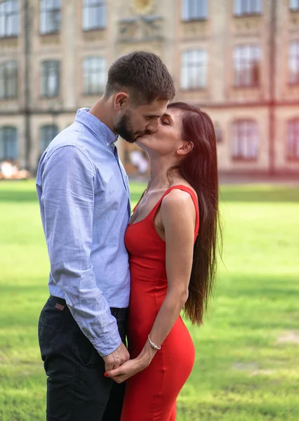 Beautiful Couple Man Woman Backdrop Beautiful Park City Architecture Romantic — Φωτογραφία Αρχείου