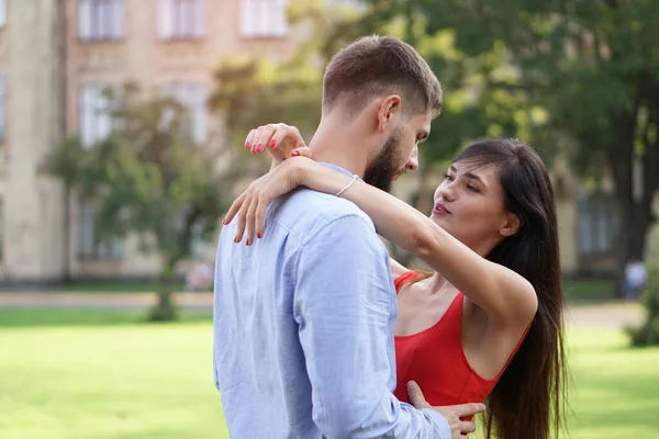 Hermosa Pareja Hombres Mujeres Contexto Hermoso Parque Arquitectura Ciudad Tema —  Fotos de Stock