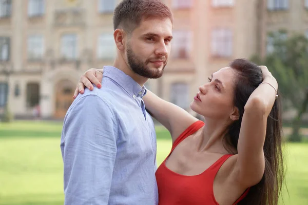 Hermosa Pareja Hombres Mujeres Contexto Hermoso Parque Arquitectura Ciudad Tema —  Fotos de Stock