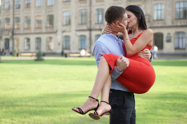 Hermosa Pareja Hombres Mujeres Contexto Hermoso Parque Arquitectura Ciudad Tema — Foto de Stock