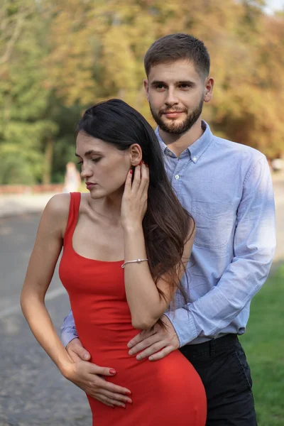 Belo Casal Homem Mulher Contra Pano Fundo Belo Parque Arquitetura — Fotografia de Stock