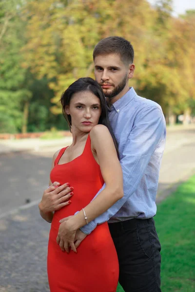 Belo Casal Homem Mulher Contra Pano Fundo Belo Parque Arquitetura — Fotografia de Stock