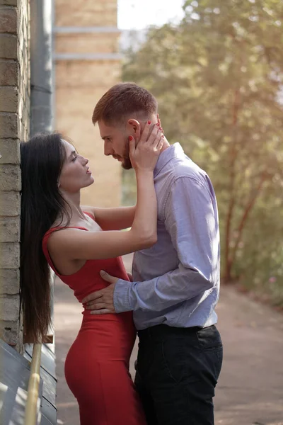 Hermosa Pareja Hombre Mujer Fondo Una Maravillosa Solución Arquitectónica Tema —  Fotos de Stock