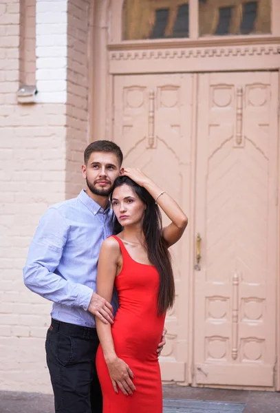 Hermosa Pareja Hombre Mujer Fondo Una Maravillosa Solución Arquitectónica Tema — Foto de Stock