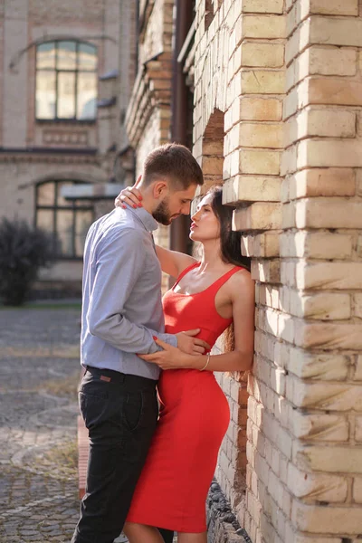 Hermosa Pareja Hombre Mujer Fondo Una Maravillosa Solución Arquitectónica Tema — Foto de Stock