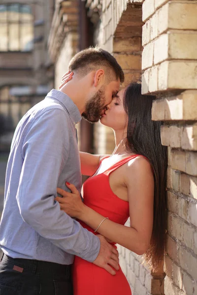 Hermosa Pareja Hombre Mujer Fondo Una Maravillosa Solución Arquitectónica Tema — Foto de Stock