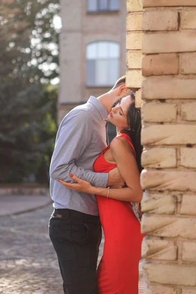 Mooi Stel Man Vrouw Achtergrond Van Een Prachtige Architectonische Oplossing — Stockfoto