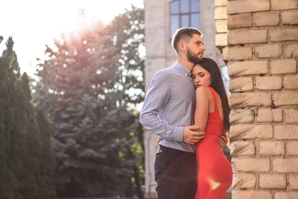 Mooi Stel Man Vrouw Achtergrond Van Een Prachtige Architectonische Oplossing — Stockfoto