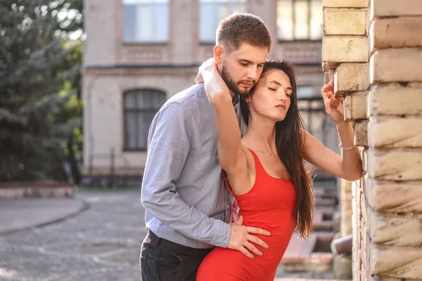 Hermosa Pareja Hombre Mujer Fondo Una Maravillosa Solución Arquitectónica Tema — Foto de Stock