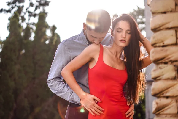 Hermosa Pareja Hombre Mujer Fondo Una Maravillosa Solución Arquitectónica Tema — Foto de Stock