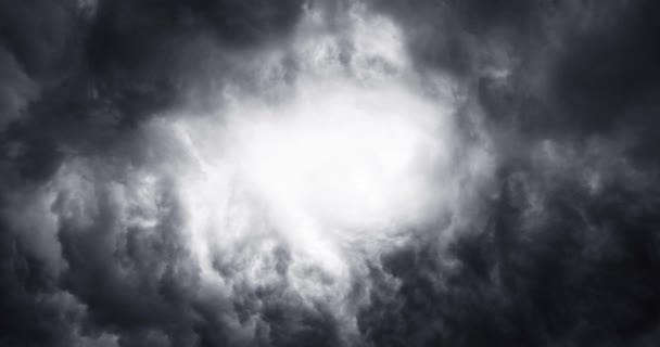 恐ろしいCovid 19ウイルスについて警告します コロナウイルスCovid19による世界パンデミック 武漢市は人類への脅威です 雷雲を背景にした細菌 — ストック動画