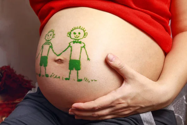 Kocaman Bir Göbeği Üzerinde Deseni Olan Bir Hamile Ikiz Oğlan — Stok fotoğraf