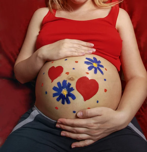 Terhes Nagy Pocakkal Mintával Virágokat Szíveket Rajzolok Festékekkel Szülők Babát — Stock Fotó