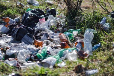 2020 Ukrayna Baharı. Avrupa 'daki güzel Styr Nehri' nin kıyısındaki çöp dağları. Tasarımınız için editör fotoğrafı.