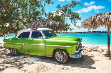 Plajdaki Amerikan klasik arabası Playa La Herradura, Las Tunas, Küba