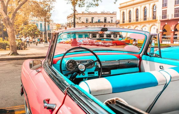 Růžové staré americké klasické auto v Havaně na Kubě — Stock fotografie