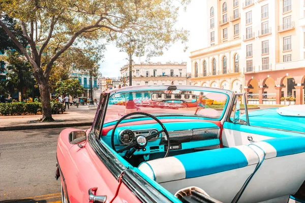 Růžové staré americké klasické auto v Havaně na Kubě — Stock fotografie