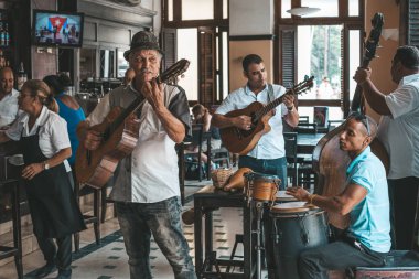 Havana, Küba - 18 Ekim 2019: Küba bandosu canlı müzik yapıyor