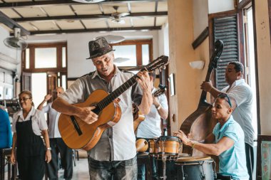 Havana, Küba - 18 Ekim 2019: Küba bandosu canlı müzik yapıyor