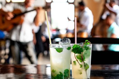 Küba / Havana 'da bir barda mojito kokteyli.