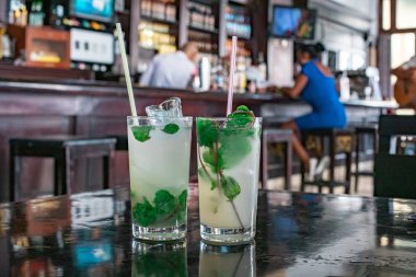 Küba / Havana 'da bir barda mojito kokteyli.