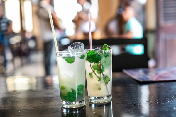 Cocktail mojito dans un bar à Cuba / La Havane — Photo
